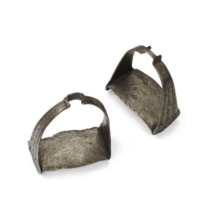 Zwei Steigbügel, deutsch oder italienisch, 16. Jh.

Z 2
H 15,5 cm

Eisen etwas k...