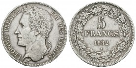 Bélgica. Leopoldo I. 5 francos. 1832. (Km-3.1). Ag. 24,83 g. Con las letras del canto boca arriba (posición A). MBC. Est...200,00.