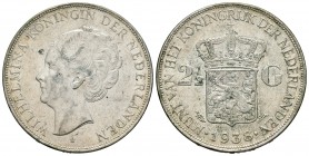 Holanda. Wilhelmina. 2 1/2 gulden. 1938. (Km-165). Ag. 25,06 g. Golpe en anverso. EBC. Est...18,00.