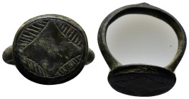 Bronze ring with circular bezel inscribed with square. 8.5 gr.