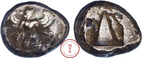Carie, Caunus, Statère, Ca. 470-450 avant J.C., Av. Femme ailée agenouillé à gauche regardant derrière-elle à droite, Rv. Betyl entouré de deux grappe...