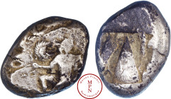 Carie, Caunus, Statère, Ca. 470-450 avant J.C., Av. Femme ailée agenouillé à gauche regardant derrière-elle à droite, Rv. Betyl entouré de deux grappe...