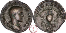 Maxime, Caesar (235-238), Sesterce, Rome, Av. MAXIMVS CAES GERM, Buste voilé à droite, Rv. PIETAS AVG, Objets de culte / SC, Bronze, TTB, 23.72 g, 30....