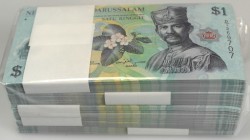 Brunei: Half Brick with 500 Banknotes 1 Ringgit 2011, P.30 in UNC condition (500 pcs.)