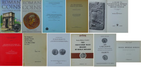 Lot de 10 ouvrages sur les monnaies romaines
1- Profili imperiali romani dalla famiglia Giulia alla seconda dinadtia Flavia, R. Cappelli, 1963. 2- Th...