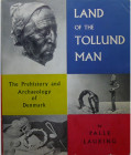 Land of the Tollund Man, The Prehistory and Archeology of Danemark, Palle Lauring 1957
Intéressant ouvrage de 160 pages sur l'homme de Tollund ou l'a...
