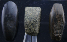 Néolithique - Lot de 3 hâches polies en hématite
Lot de 3 hâches polies en pierre. L'une de couleur noire, une autre en pierre mouchetée et une autre...