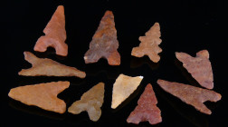 Néolithique - Lot de 10 pointes de flèche en silex
Lot de 10 pointes de flèche en silex provenant du sud Maroc. De 25 à 45 mm.