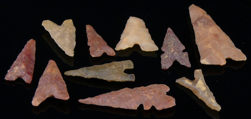 Néolithique - Lot de 10 pointes de flèche en silex
Lot de 10 pointes de flèche ...