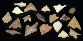 Néolithique - Lot de 18 pointes de flèche en silex
Lot de 18 pointes de flèches en silex de tailles et couleurs variées. De 12 à 27 mm