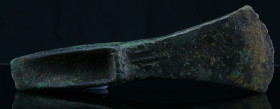 Age du bronze - Hâche à talon - 3000 / 1000 av. J.-C.
Hâche à talon, manque sur le tranchant. 160*55 mm.