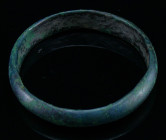 Age du bronze - Bracelet en bronze - 3000 / 1000 av. J.-C.
Grand bracelet en bronze avec une patine verte hématite. Diamètre extérieur 83 mm.