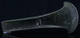 Age du bronze - Hâche à talon - 3000 / 1000 av. J.-C.
Belle hâche à talon au tranchant très évasé. Belle patine vert olive sombre. 170 * 72 mm....