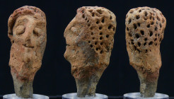 Egypte, Sinaï - Nouvel empire - Bouchon antropomorphe en terre cuite - 1570-1070 av. J.-C.
Bouchon de flacon en terre cuite représentant une tête d'h...