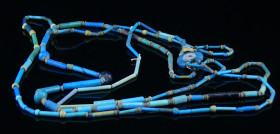 Egypte - Basse époque - Collier en perles tubulaires - 633-332 av. J.-C. - (26-30ème dynastie)
Grand collier à trois rangées de perles tubulaires sil...