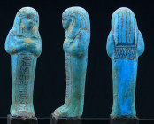 Egypte - Oushebti - Travail ancien
Oushebti inscrit en terre cuite émaillée bleu turquoise. Belle glaçure dans le dos. 115*39 mm