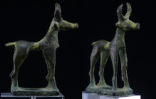 Egypto-Phénicien - Cervidé en bronze - 1000 av. J.-C.
Figurine en bronze représentant un grand cervidé debout sur ses hautes pattes. 75 * 55 mm.
