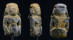 Egypto-phénicien - Buste en pierre - 500 / 300 av. J.-C.
Buste en pierre représentant un personnage les bras le long du corps et portant un large col...
