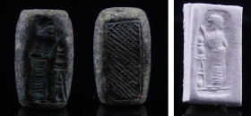 Moyen-Orient - Cachet en pierre "prêtre"- 2000 / 1500 av. J.-C.
Cachet en pierre noire à flancs plats dont l'empreinte représente d'un côté un prêtre...