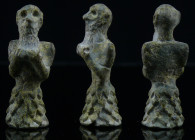Moyen-Orient - Statuette en pierre "prêtre en kaunakes" - 2000 / 1500 av. J.-C.
Petite figurine en pierre calcaire représentant un prêtre aux mains j...