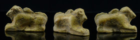 Moyen-Orient - Amulette zoomorphe en marbre "lion couché" - 2000 / 1500 av. J.-C.
Amulette zoomorphe en marbre beige représentant un lion couché, la ...