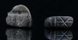 Proche Orient - Poids zoomorphe (canard) - 1000 / 800 av. J.-C.
Poids pendentif zoomorphe en pierre en forme de canard, la tête tournée et posée sur ...