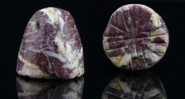 Proche Orient - Cachet en marbre - 1000 / 800 av. J.-C.
Cachet de forme conique en pierre veinée rouge et blanche dont l'empreinte représente des che...