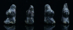 Proche Orient - Idole en pierre - 5000 / 4000 av. J.-C.
Petite idole de la fertilité en pierre noire. 18*9 mm
