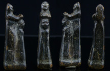 Proche Orient - Orant bénissant - 2500 / 2000 av. J.-C. 
Orant ou personnage religieux en prière, bénissant une jeune fille. Bel objet en pierre dure...