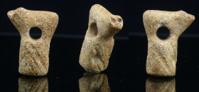 Proche Orient - Cachet en pierre - 1000 / 800 av. J.-C.
Joli cachet en pierre beige orné de stries obliques sur le corps et surmonté d'un animal ress...