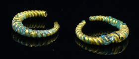 Proche Orient - Boucles d'oreilles en or - 500 / 300 av. J.-C.
Paire de boucles d'oreilles torsadées comprenant une légère concrétion verte. Une peti...