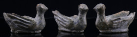Perse - Porte offrandes en pierre - 1000 / 800 av. J.-C.
Porte offrande en pierre basaltique représentant un oiseau, les ailes dépliées le long de so...