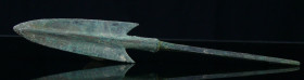 Luristan - Pointe de lance en bronze - 900 / 700 av. J.-C.
Importante pointe de lance de forme triangulaire recouverte d'une jolie concrétion. 190*30...