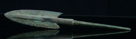 Luristan - Pointe de lance en bronze - 900 / 700 av. J.-C.
Importante pointe de lance de forme triangulaire recouverte d'une jolie concrétion. 175*25...