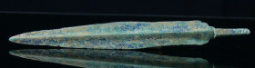 Luristan - Pointe de lance en bronze - 900 / 700 av. J.-C.
Importante pointe de lance en forme de feuille de laurier recouverte d'une jolie concrétio...