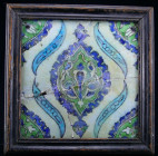 Iran - Carreau - 1670 / 1720 ap. J.-C.
Carreau en faïence aux couleurs multiples, orné d'une représentation de fleurs, volutes et bordures de vaguele...