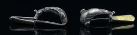 Celte - Fibule delphiniforme en or et argent - 100 av. / 100 ap. J.-C.
Très belle fibule delphiniforme entière avec son hardillon. 35*12 mm
