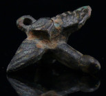 Gréco-Romain - Amulette phallique en bronze - 0 / 200 ap. J.-C.
Amulette phallique en bronze. L'amulette est représentée avec 2 ailes et un anneau d'...
