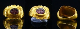 Romain - Bague en or et intaille en grenat - 100 / 200 ap. J.-C.
Bague en or antique avec un chaton orné d'une intaille en grenat dont l'empreinte re...
