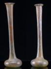 Romain - Flacon en verre irisé - 100 / 300 av. J.-C.
Beau flacon en verre irisé à panse globulaire plate, à col long et effilé et petit rebord. Très ...