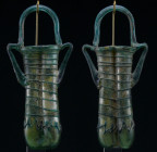 Romain - Lacrimoire double en verre irisé - 0 / 300 ap. J.-C.
Grand lacrimoire double en verre irisé de couleur vert bouteille. L'objet a 2 grandes a...