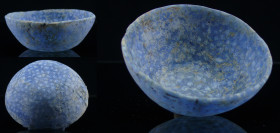 Romain - Coupelle en verre millefiori - 100 / 300 ap. J.-C.
Coupelle en verre dont la couleur est faite d'un camaieu de bleus et fabriquée selon tech...