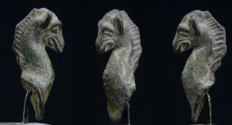 Romain - Buste d'animal en bronze - 100 / 200 ap. J.-C.
Buste en bronze représentant un animal mythique, peut être un griffon. 41*29 mm