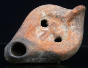 Romain - Lampe à huile - 100 / 200 ap. J.-C.
Lampe à huile en terre cuite avec en médaillon la représentation d'un animal bondissant à droite. 99*60 ...