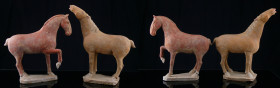 Chine - Chevaux en terre cuite - Epoque Tang (618-907)
Ensemble de deux chevaux en terre cuite recouverte d'une engobe jaune ocre et rouge pour le se...