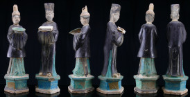 Chine - Dignitaires en terre cuite à glaçure - Epoque Ming (1368-1644)
Paire de serviteurs représentés debout sur une base hexagonale figurant un hom...