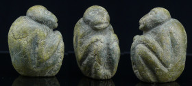 Océanie - Singe en pierre - Travail ancien
Très belle statuette en pierre dure un peu verdâtre représentant un singe assis, replié sur lui-même avec ...