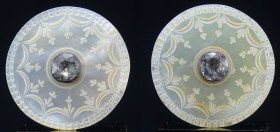 Lot de 2 boutons en nacre et strass - 18ème siècle
Lot de 2 boutons plats en nacre ornés d'un décor ciselé représentant une frise crénelée, des arche...