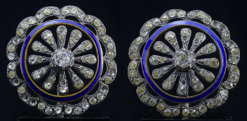 Lot de 2 boutons en strass et émail - 18ème siècle
Lot de 2 boutons en forme de...