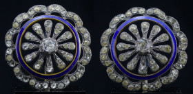 Lot de 2 boutons en strass et émail - 18ème siècle
Lot de 2 boutons en forme de fleurs faites de strass dont le pistil et les pétales sont rattachés ...